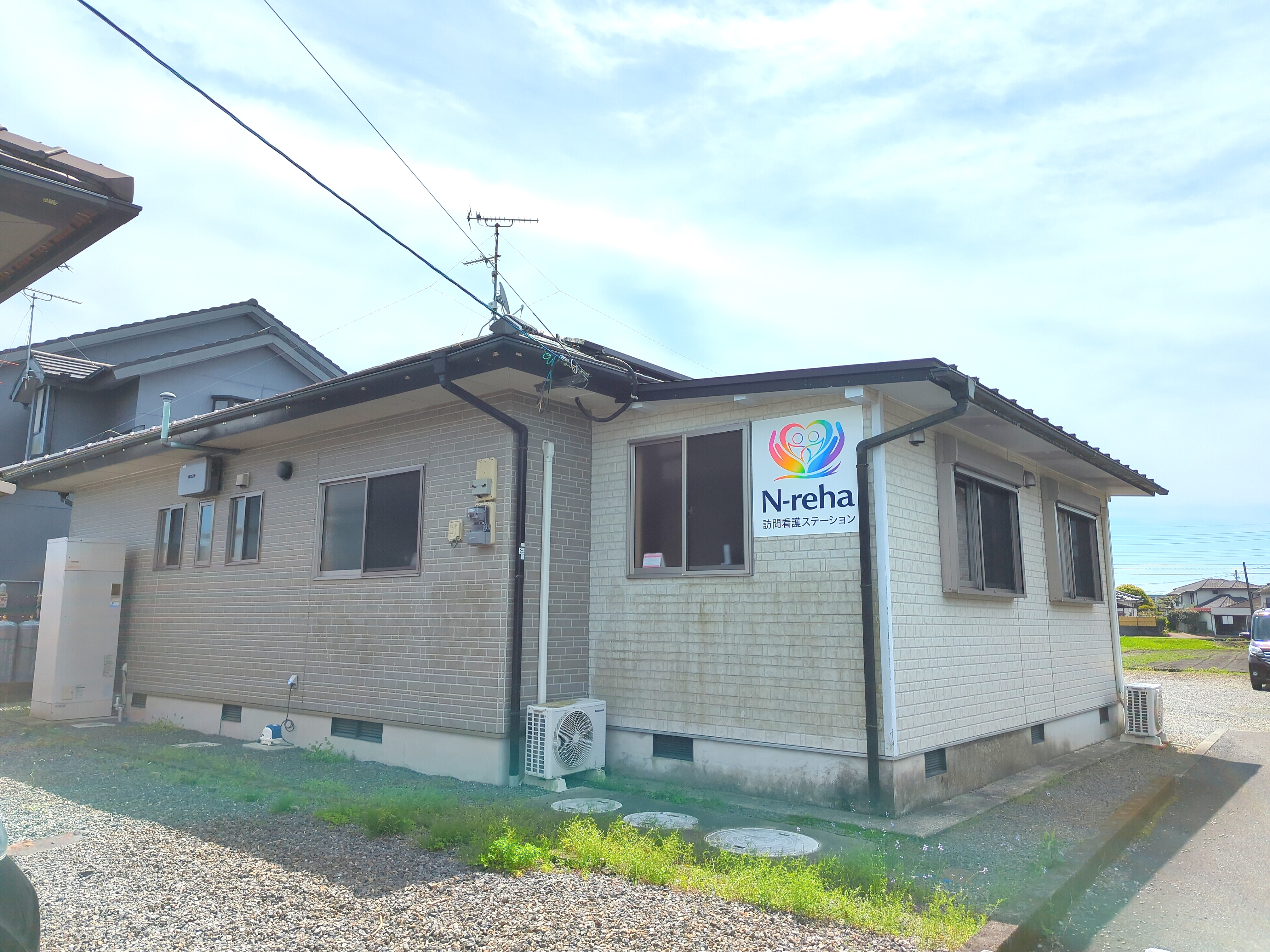 看板付き建物外観